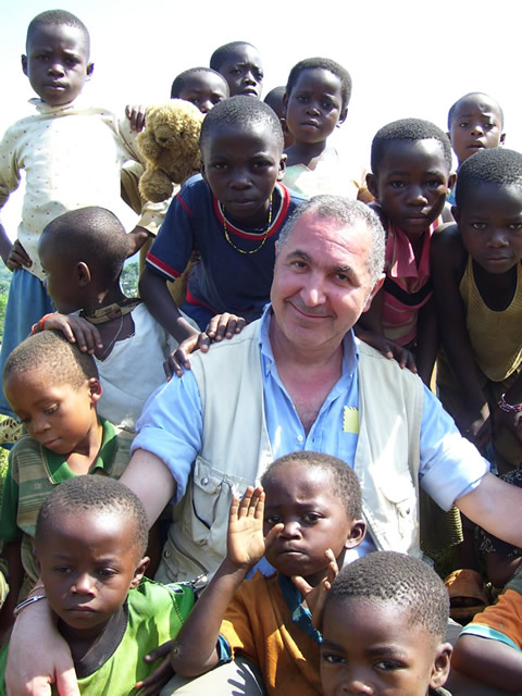 Giuseppe Carrisi insieme ai bambini del Congo