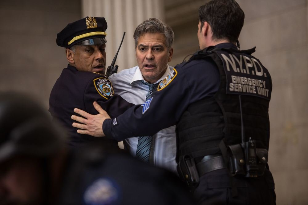 George Clooney (Lee Gates) cerca di soccorrere Jack O’Connell (Kyle Budweell) 