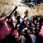 Giueppe-Carrisi-con-i-suoi-bambini-africani