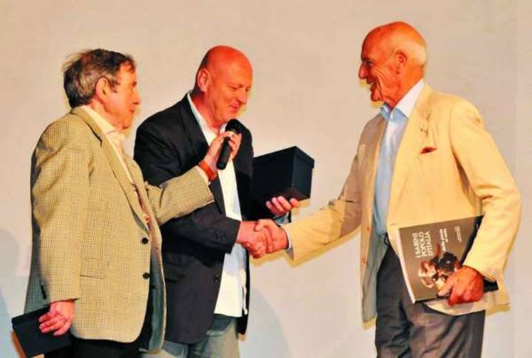 Massimo Iaboni, Fabrizio Montiroli premiano con il Mirto d'oro Philippe Leroy