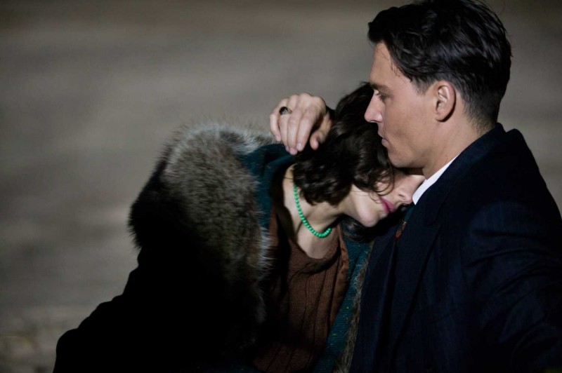 marion-cotillard-e-johnny-depp-in-una-romantica-immagine-del-film-nemico-pubblico