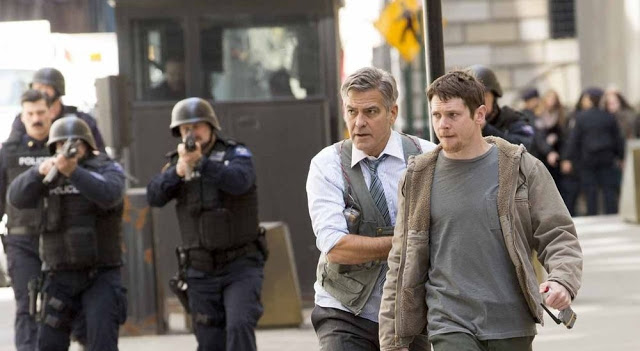 George Clooney (Lee Gates) cerca di proteggere Jack O’Connell (Kyle Budweell) 