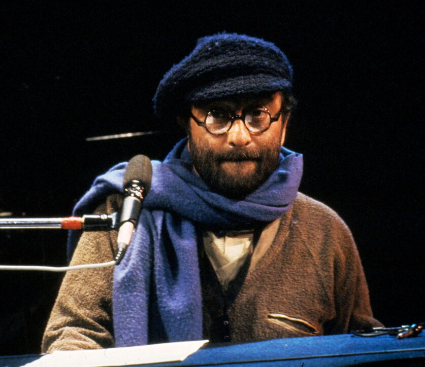 Lucio Dalla durante il concerto al Village Gate di New York del 1986