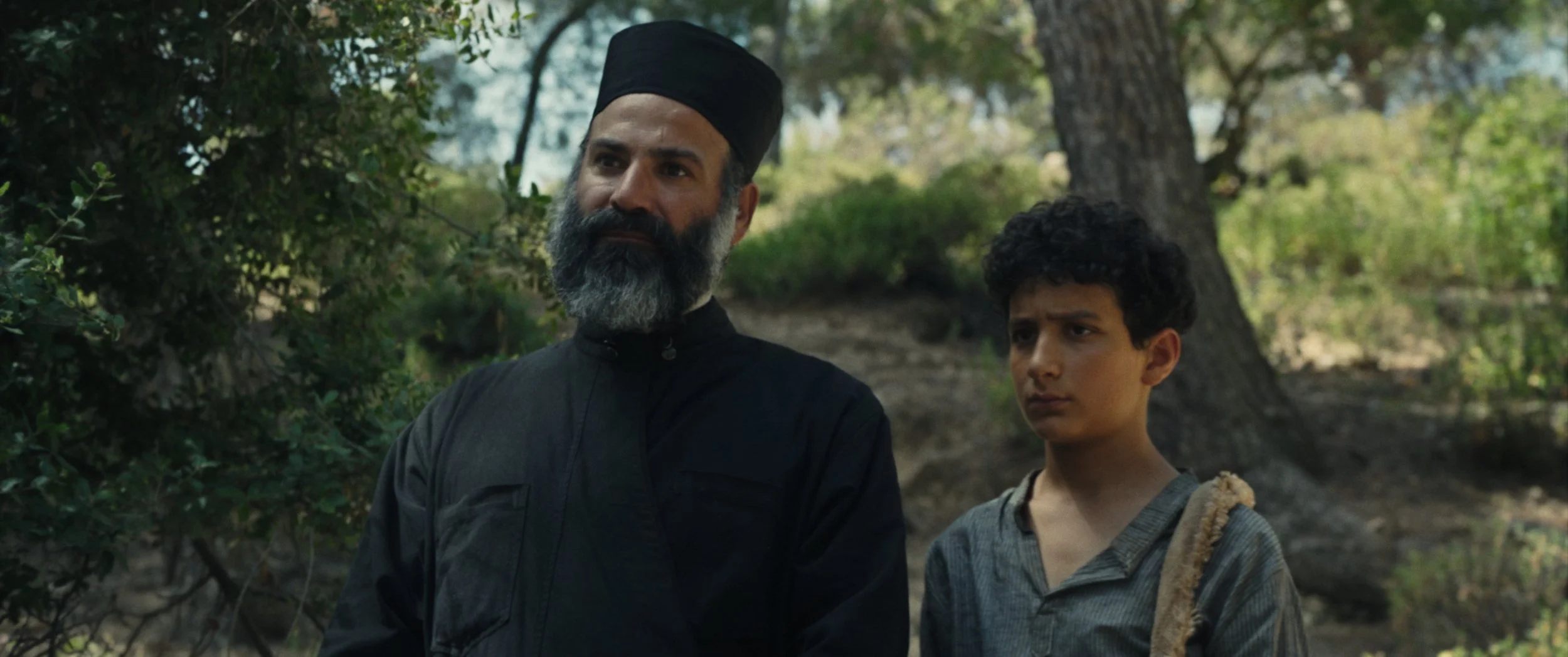 Jalal Altawil, nel ruolo del sacerdote cristiano padre Boulos, e il giovane Ward Helou, che interpreta suo figlio Kareem
